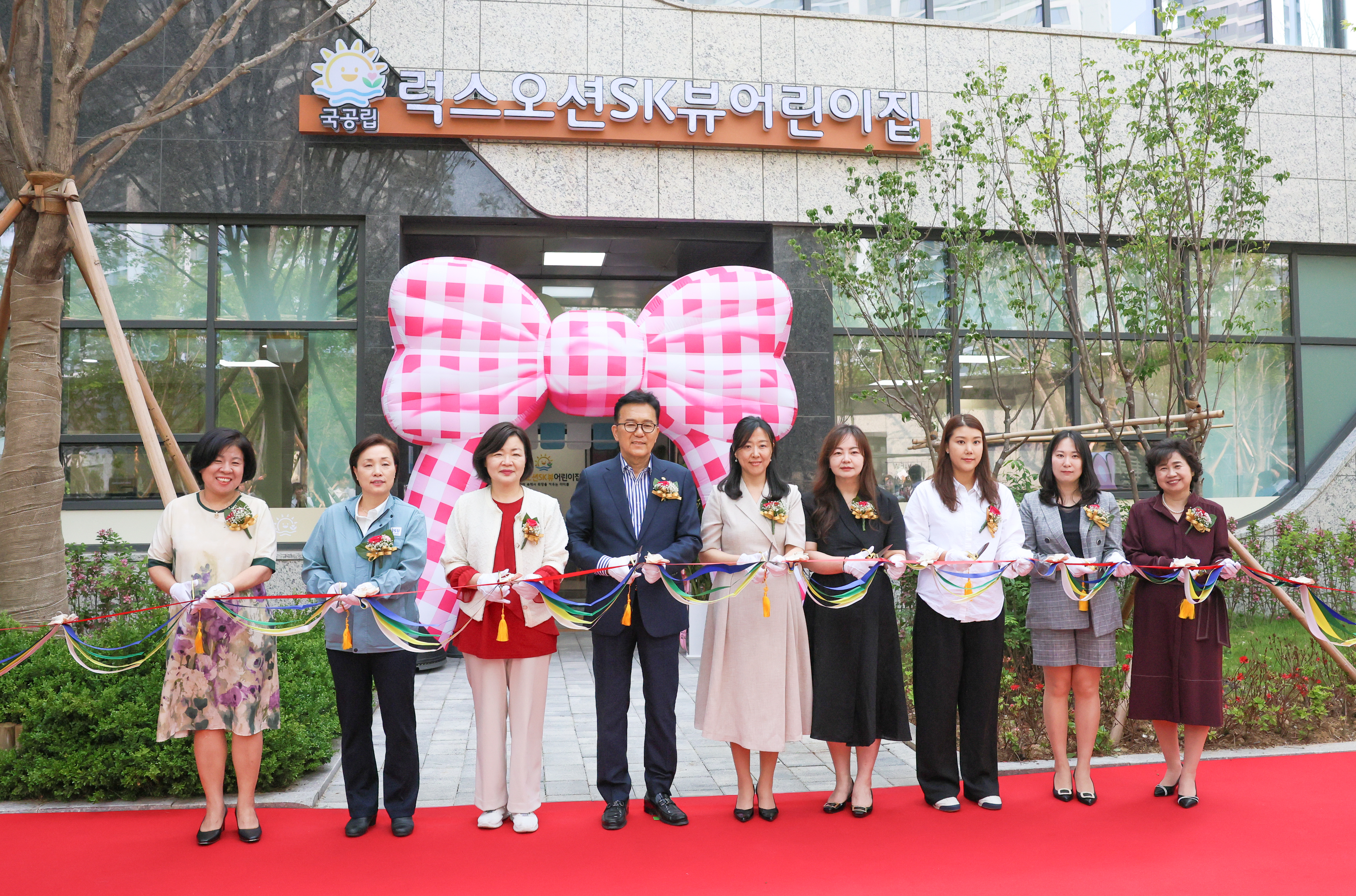 연수구는 지난 27일 이재호 구청장 학부모 지역 주민 등 50여 명이 참석한 가운데 국공립럭스오션SK뷰어린이집 개원식을 개최했다